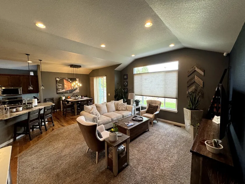 Entire Home Downtown & Short Mountain Drives Await - Image 1