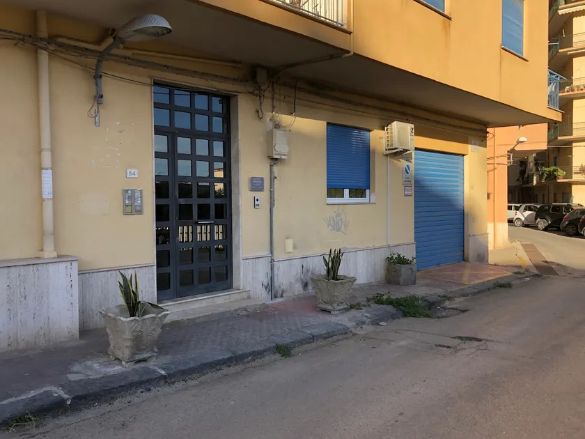 Delightful little apartment in the main street of downtown - Image 1