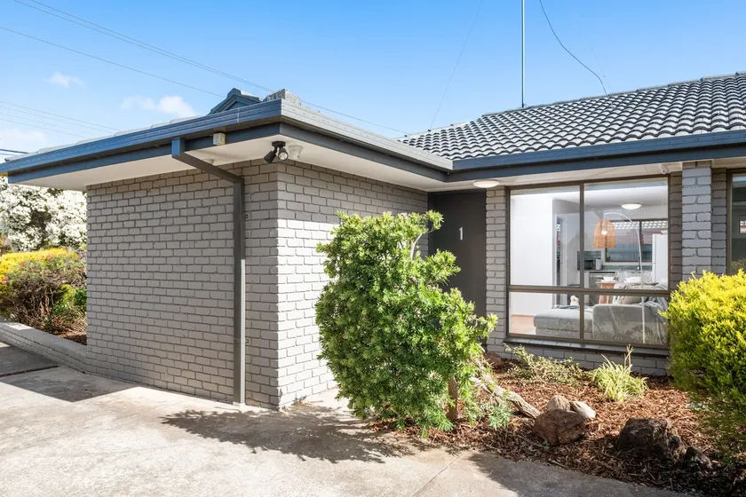 Stylish 2BR Unit in Geelong, Convenient Location - Image 1