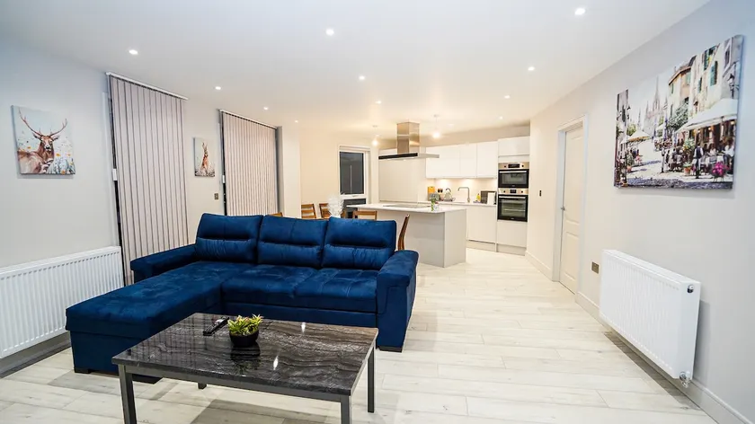 "Easy 2 Manage Royal Penthouse Luxurious Retreat in Slough" - Image 1