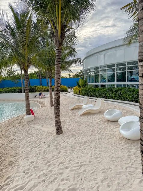 Beach Resort Condo Wave Pool Fast Wifi and PS5 - Image 1