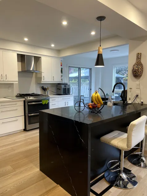 Modern, Spacious & Great Location Home - Image 1