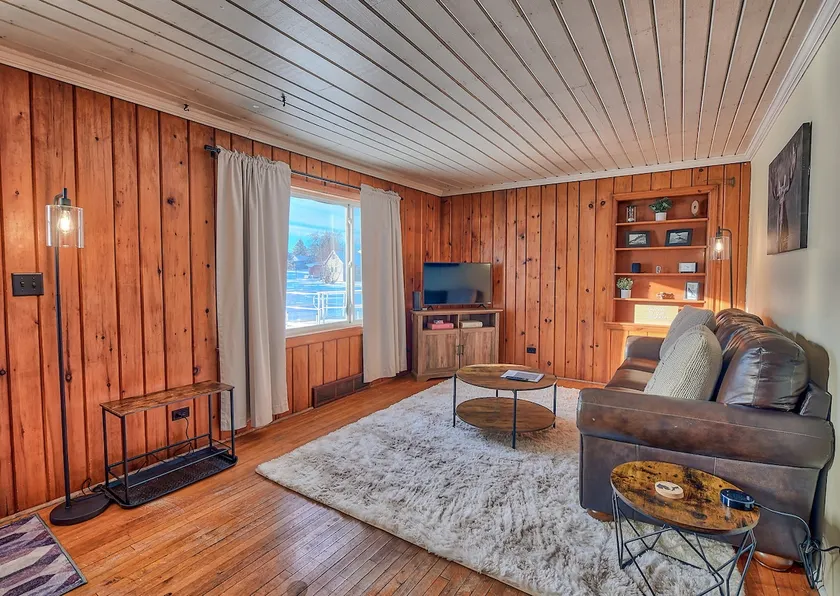 Griffin's Sleek Pine Hideaway - Image 1