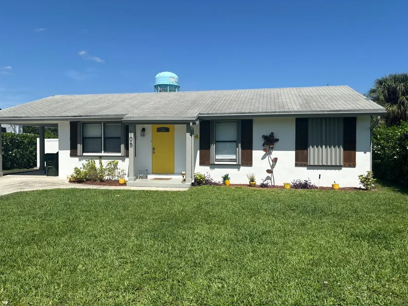 Pool/ Pickleball & walking distance to beach! - Image 1