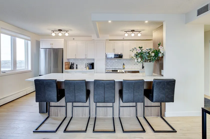 2 BD *Penthouse Downtown* - Image 1