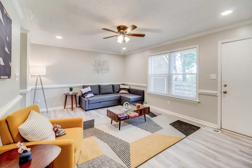 Coastal Comfort: 2BR Retreat near Beaches/King Bed - Image 1