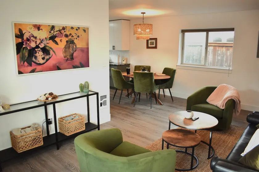 Stylish Cozy bungalow w/ theater - Image 1