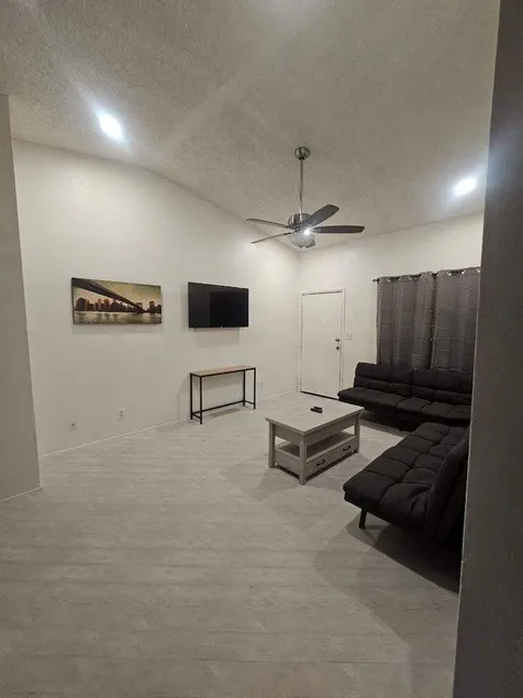 Ivyglen Chic 2BR Oasis: Prime Locale! - Image 1