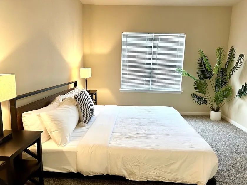 Central 2BR 2BA Apt w/ Amenities - Image 1