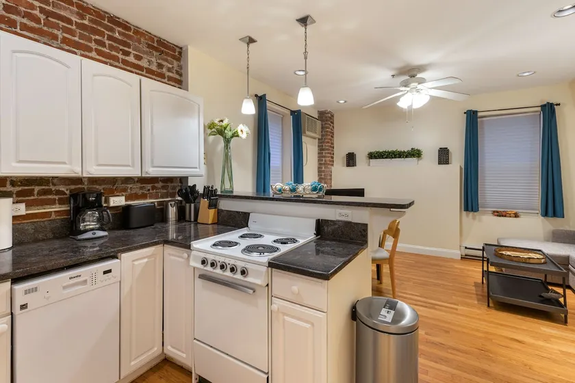 Large 3 Bed, 2 Bath in North End; Near Waterfront - Image 1