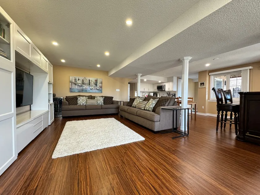 Large Walk-out private apartment w/ parking - Image 1