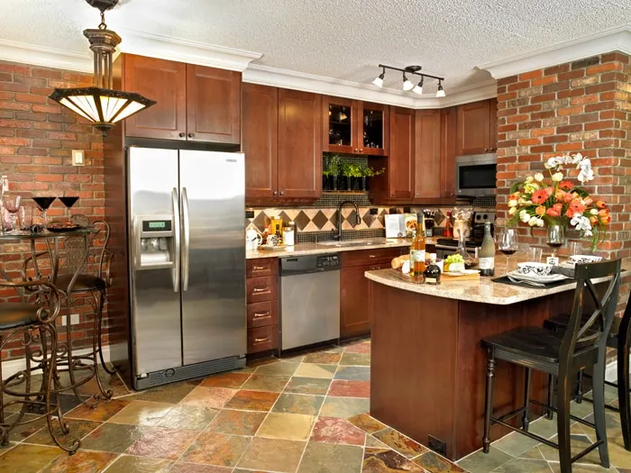 Luxury Oasis with View, Pool, Gym & UG Parking - Image 1