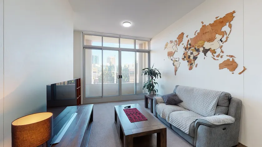 Entire 1 bed apartment with private balcony - Image 1