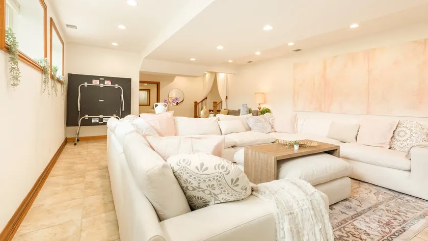 Luxury Suite in Glen Ellyn - Image 1
