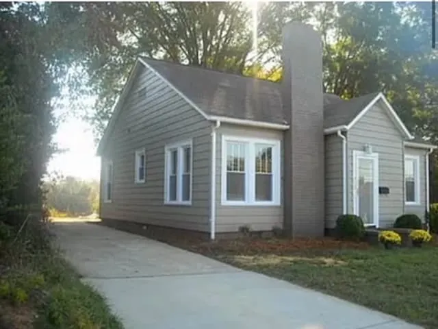 Entire House in town with charm and convenience. - Image 1