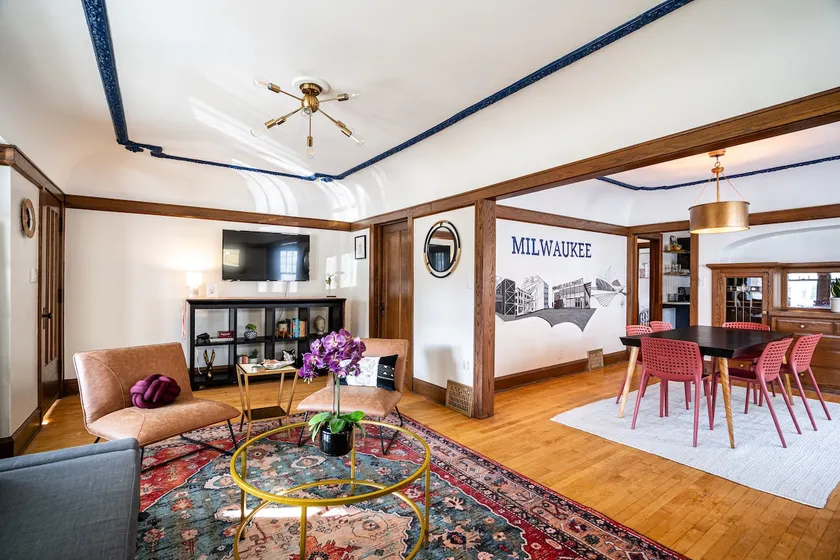 Charming Riverfront Home•Free Parking•4 King Beds - Image 1