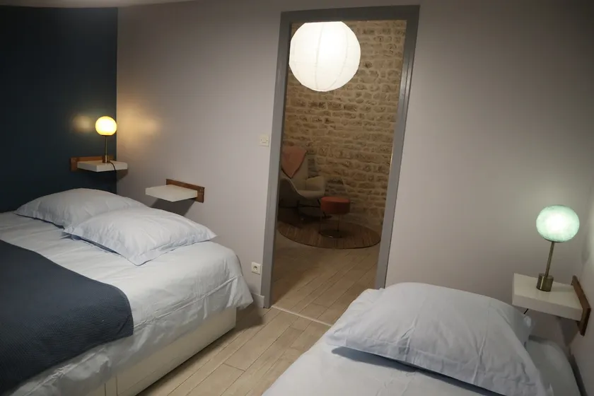 Nice townhouse with workspaces - Image 1