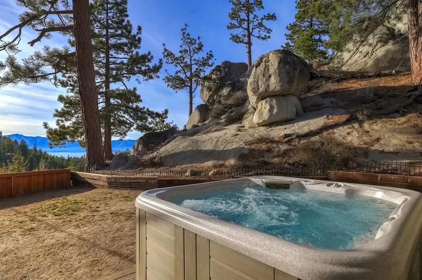 Luxury 4BR | BBQ, Hot Tub & Lake Views | Sleeps 8 - Image 1
