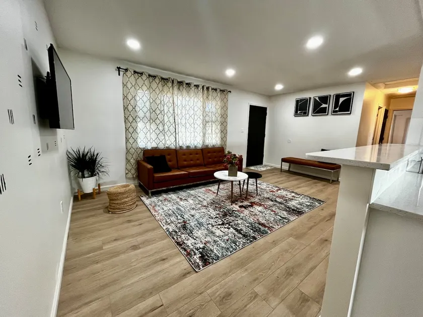 New Modern Ranch Close to it All - Image 1