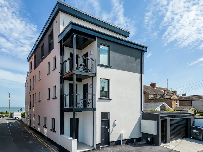 Top Floor Apartment w/ Sea Views - Image 1