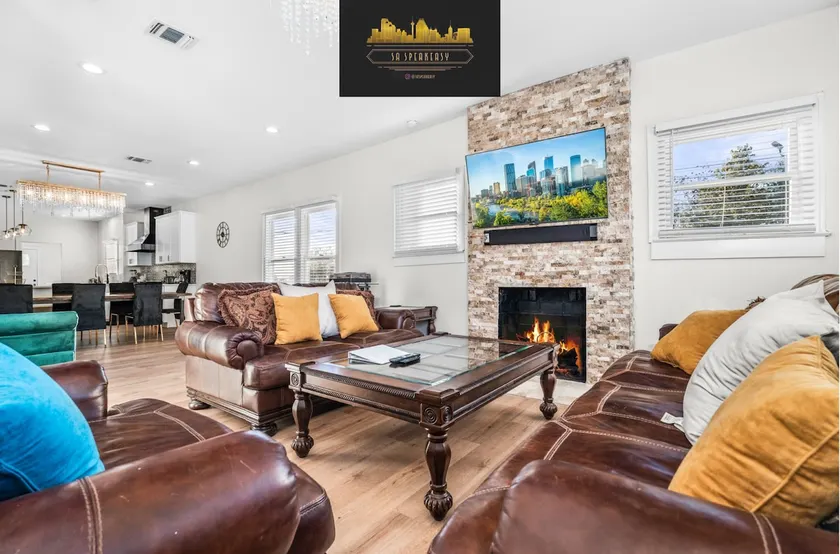 Lively 4BR/3.5 FULL BATHS Close to Downtown - Image 1