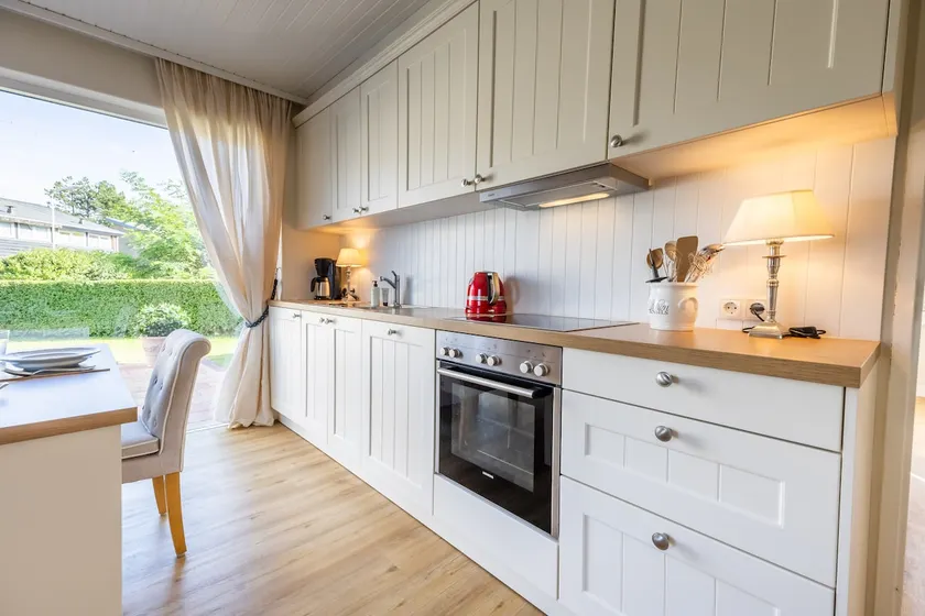 Summer House, Bright and Fresh - Image 1