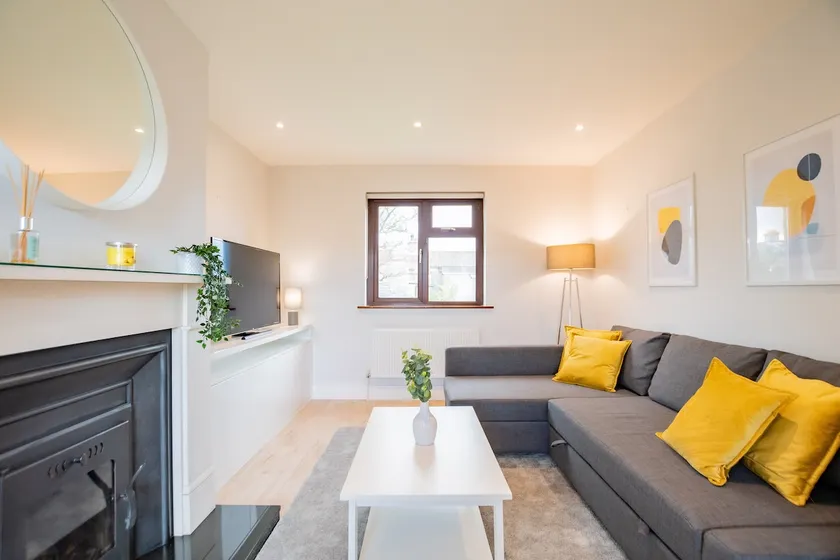 Central Galway House - Private Parking - Sleeps 7 - Image 1