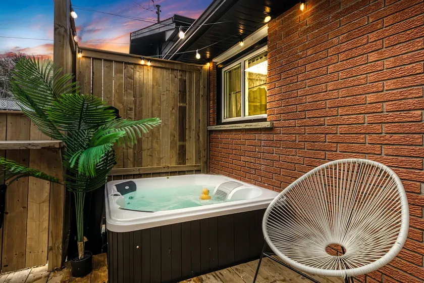 Hot Tub Delight, King Beds & Unforgettable Moments - Image 1