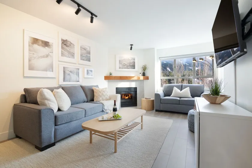 Central, Stylish 2BR/2BA w/ HT & Parking! - Image 1