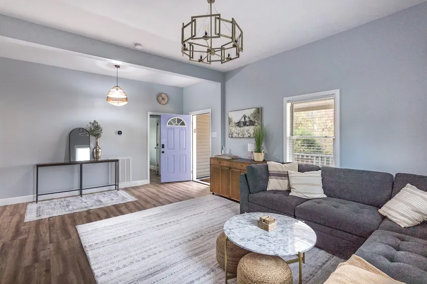 Charming Periwinkle Cottage: Close to Downtown - Image 1