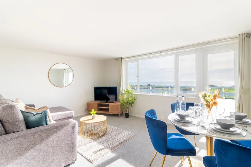 Stunner Sea View 2 bedroom Sleeps 6-Free Parking - Image 1