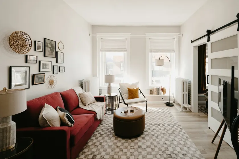 Squareview Stays - Modern Apartment on The Square - Image 1