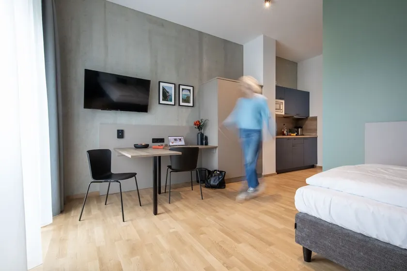Apartment S - Queen bed and balcony - Image 1