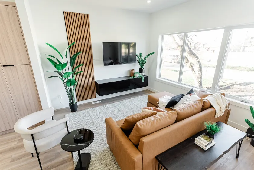 *Cozy & Spacious | Free Parking | 15 min Downtown* - Image 1