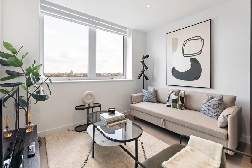 Cosmopolitan Living: Upscale 1BR Gem in Beckenham - Image 1