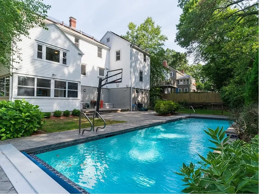 Beautiful Spacious 4BRM House! - Image 1