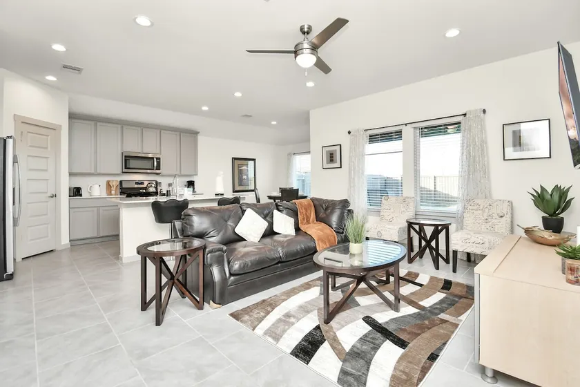 Exquisite 3 Bedroom House in Katy W/Pool Access - Image 1