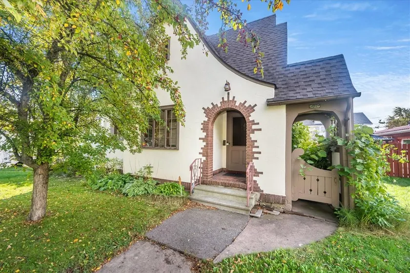 The Tudor Cottage - Historic 3 Bedroom Home - Image 1