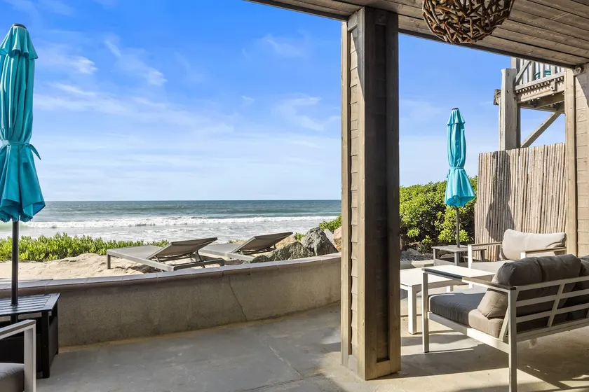 Oceanfront w/ Private Beach - Image 1