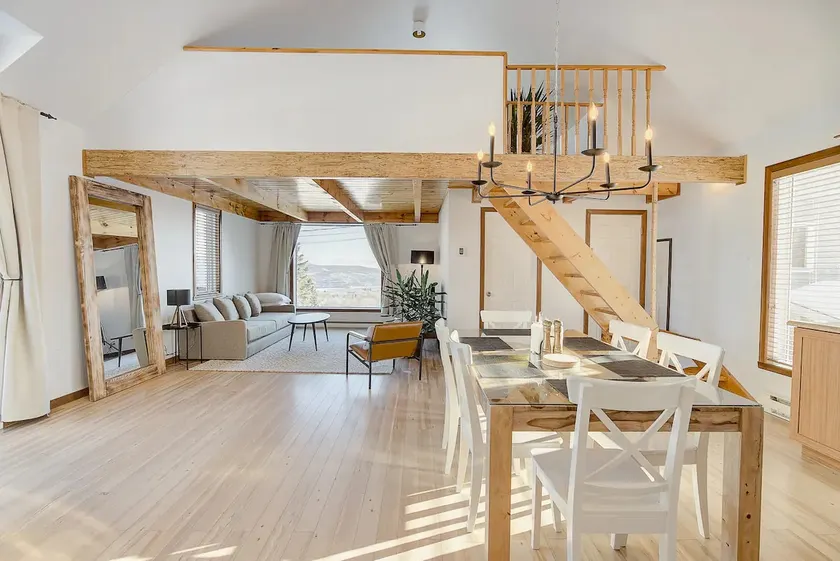 Intimate Apartment with Scenic Views - Image 1