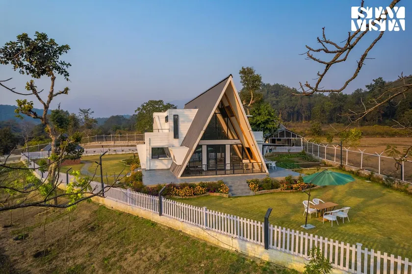 Luxe 2BR Zen Cottage w/Lawn, Chef & Wifi - Image 1