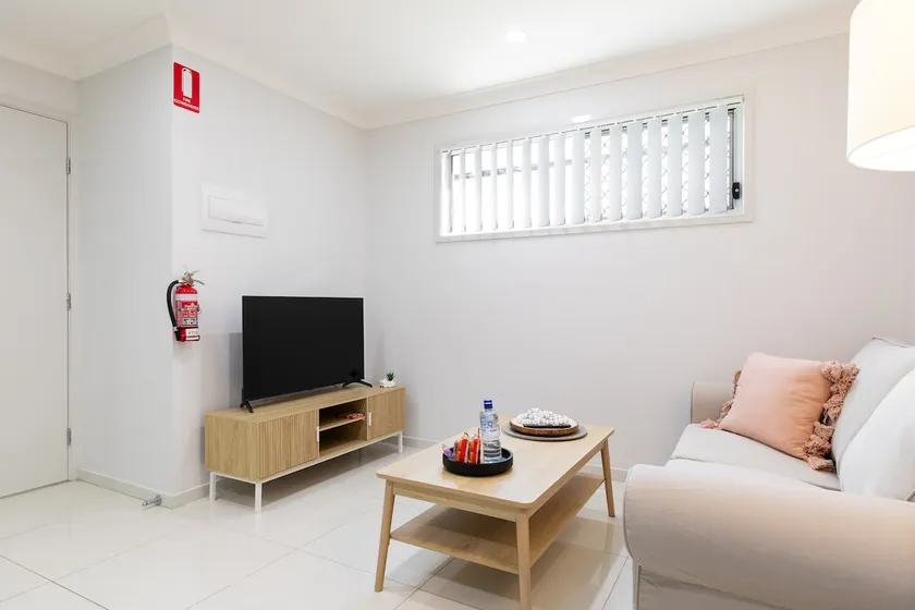 Convenient Rocklea 1BR | Covered Parking | 439F1 - Image 1