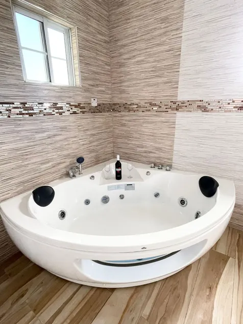 Simm's Estate lux with Jacuzzi - Image 1