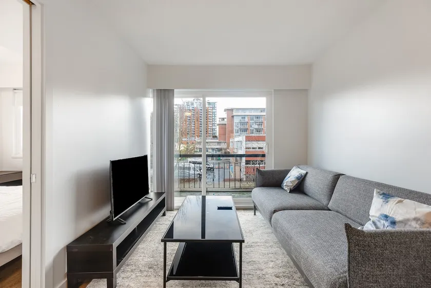 Central Van 1BR Suite w/ Balcony in Mount Pleasant - Image 1