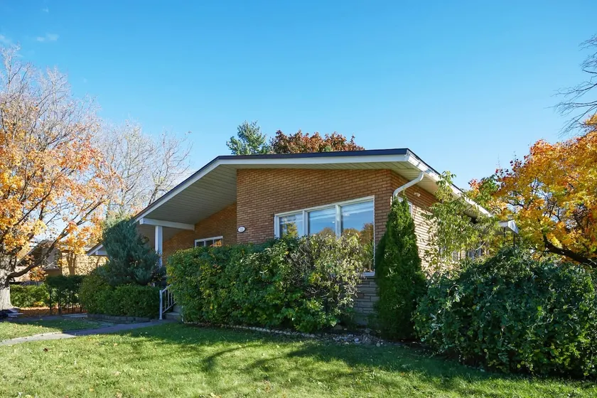 3 Bedrooms on the ground floor in Laval, 5 minutes from Montreal - Image 1