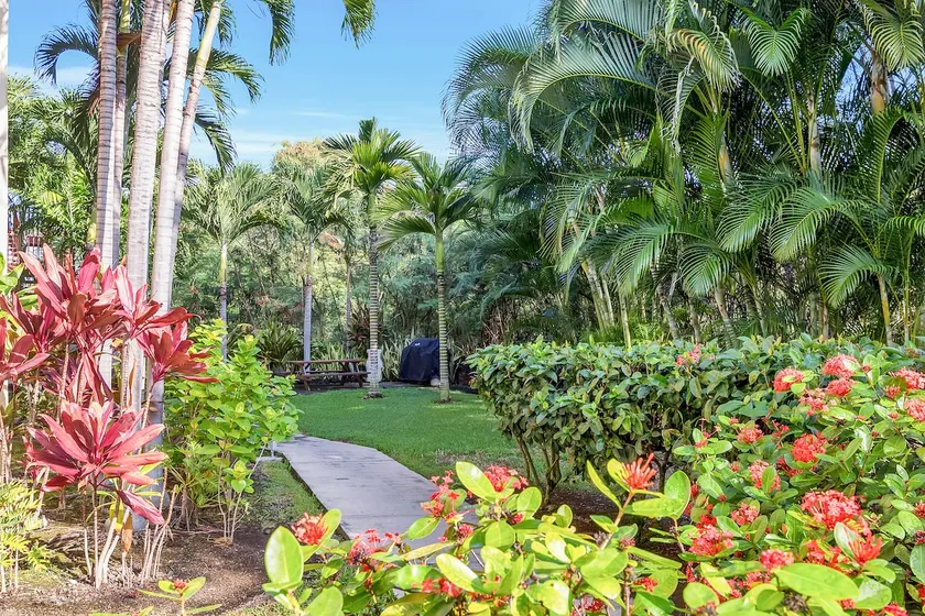 Tropical Bungalow with two AC units & Sunny Lanai - Image 1