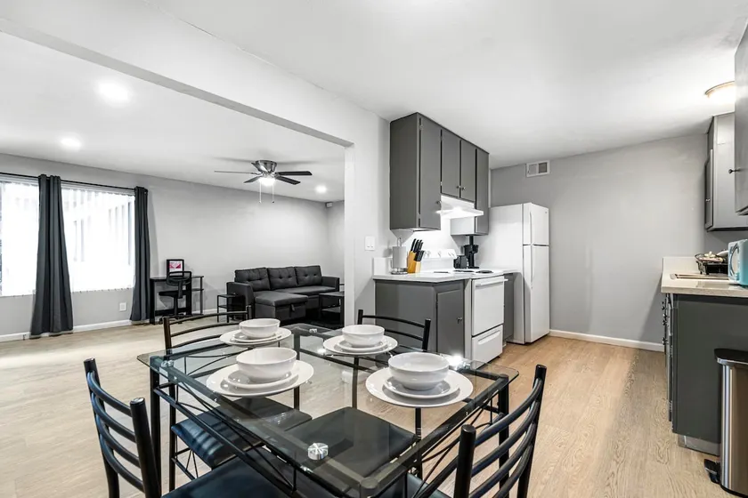 Charming Two Bedroom! Sleeps 6! Close To Strip! - Image 1
