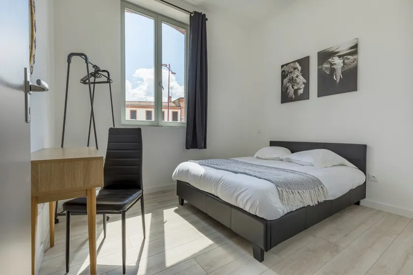 Large apartment in the city center - Parking - Image 1