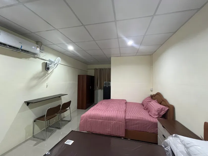 Private guest room near airport - Image 1