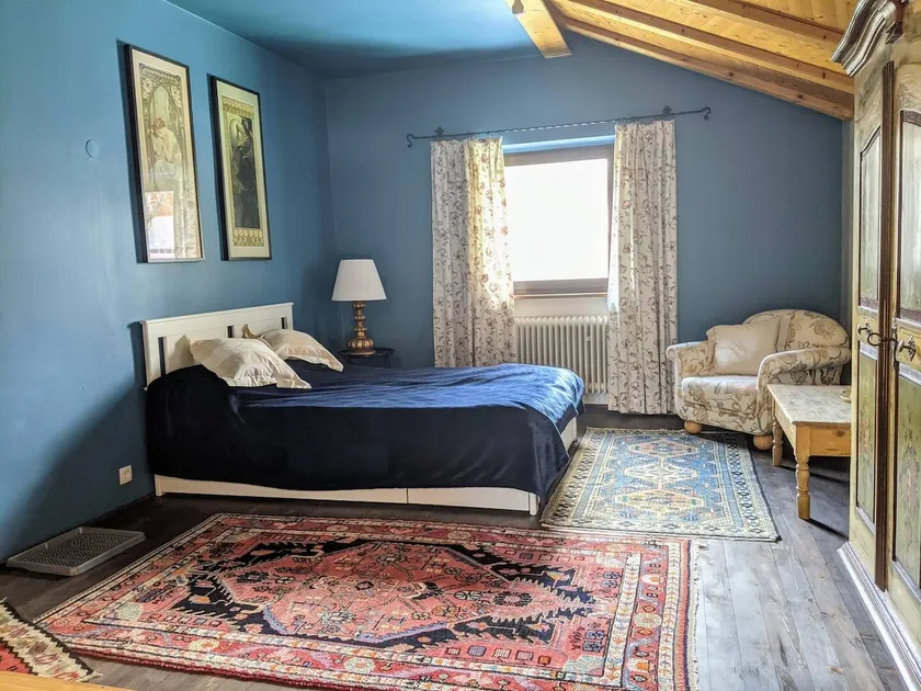 Private, spacious studio - Image 1